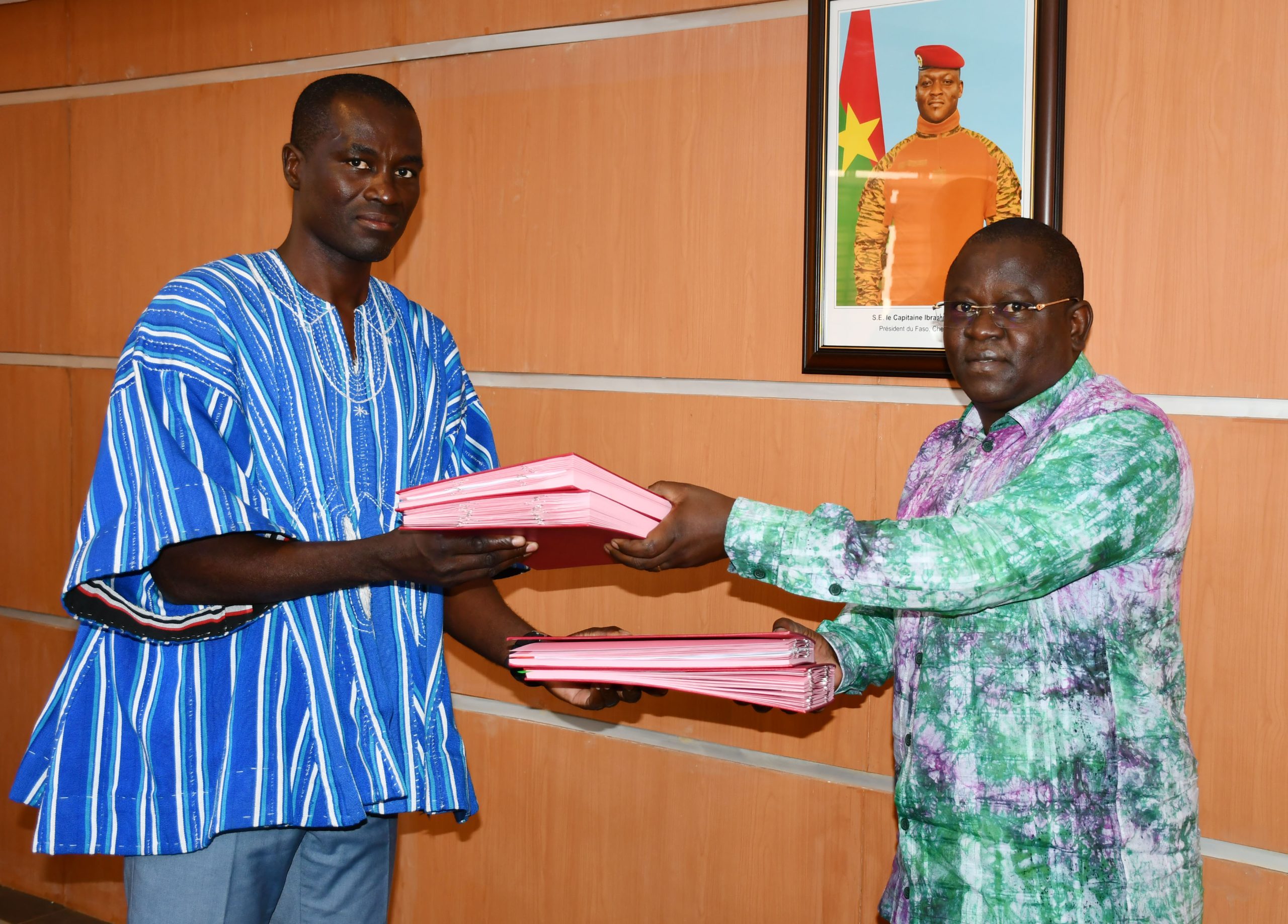 Lire la suite à propos de l’article Signature de la Convention cadre pour la gestion des Identifiants d’Objets (OID)